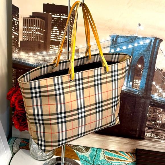 Burberry tote bag ๐ผ and cosmetic pouch ๐ in good condition beautiful clean. - Picture 2 of 16
